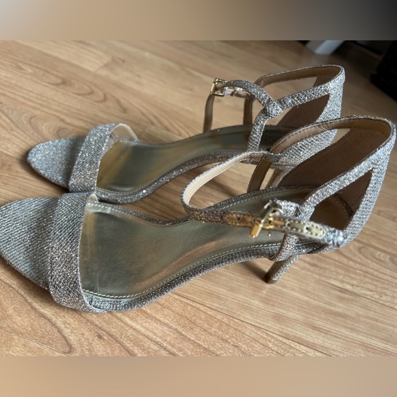 MICHAEL MICHAEL KORS
SIMONE MID SANDAL
Women - Picture 2 of 2